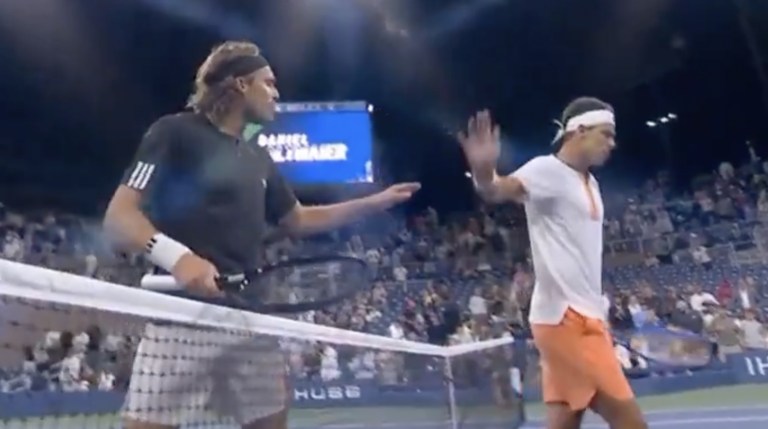 [VÍDEO] Tsitsipas descontrola-se junto à rede após perder com Altmaier