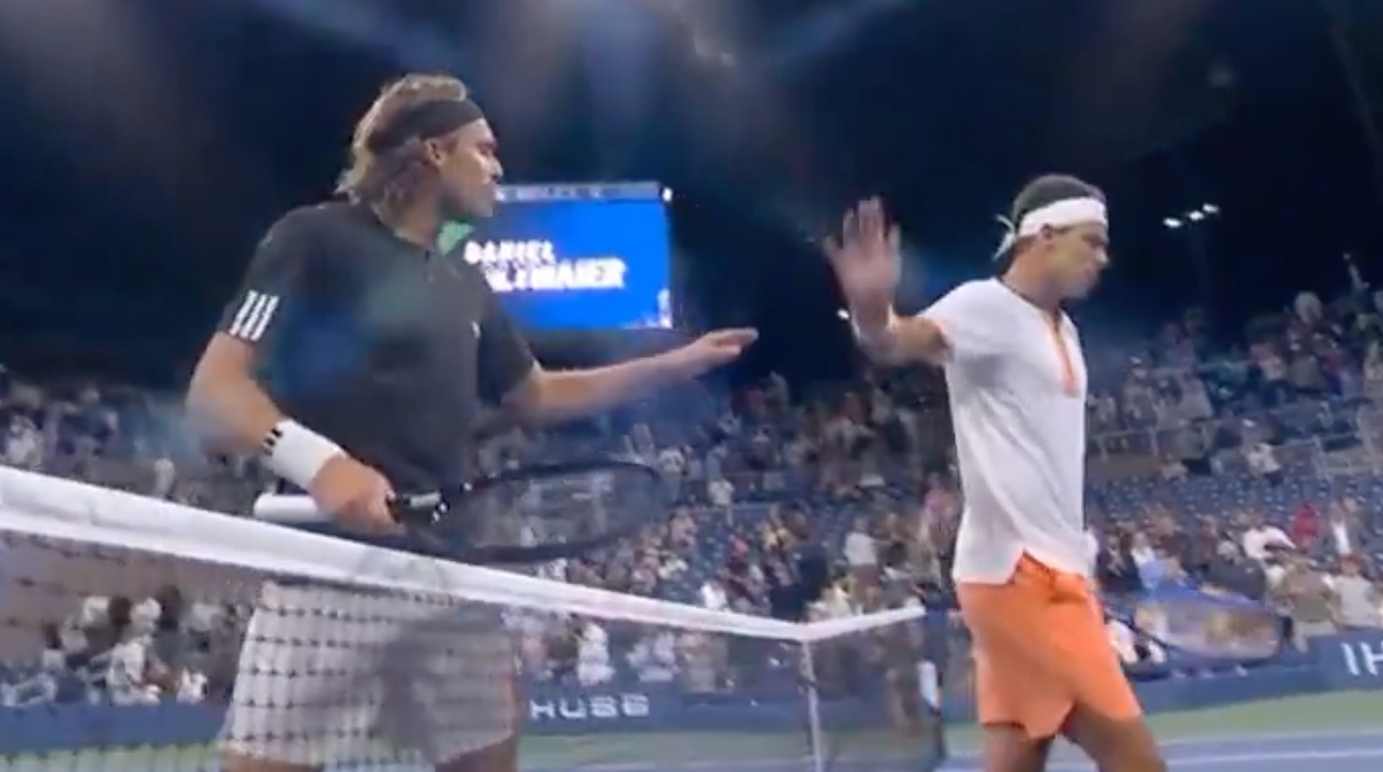 [VÍDEO] Tsitsipas descontrola-se junto à rede após perder com Altmaier