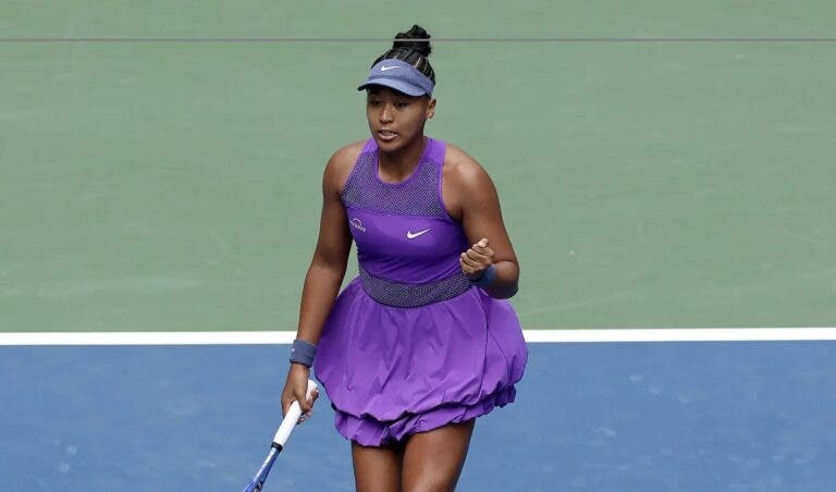 Osaka joga muito e arrasa talento local rumo à 3.ª ronda do US Open