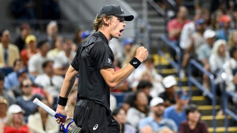 De Minaur vê Altmaier ceder à exaustão e está de volta aos ‘oitavos’ do US Open
