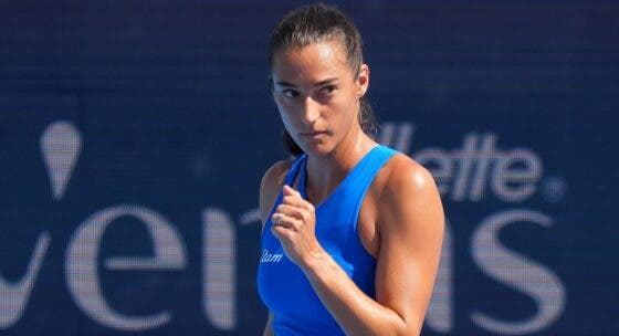 Collins perde e sai do court sem levar o saco; Krejcikova, Garcia e Sakkari avançam