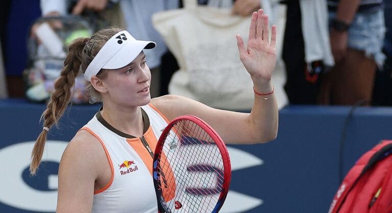 Rybakina joga muito e despacha Raducanu rumo aos ‘oitavos’ do US Open pela 1.ª vez