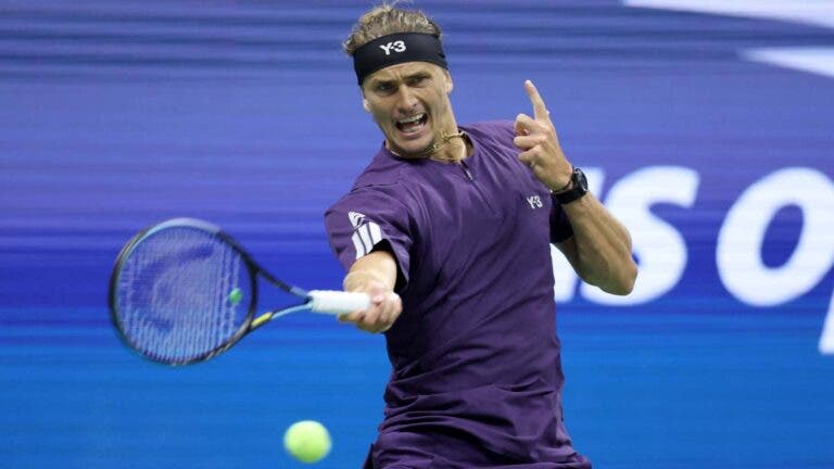 Zverev acaba à uma da manhã mas avança no US Open sem problemas