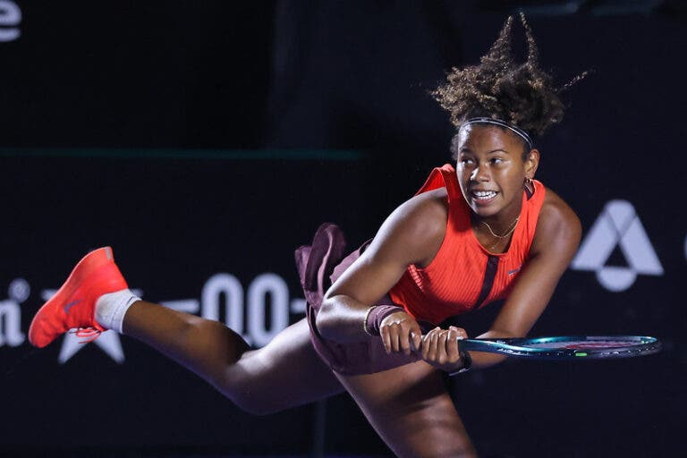 Victoria Barros abre 4-1 no segundo set, mas perde em sua estreia em torneios WTA no SP Open