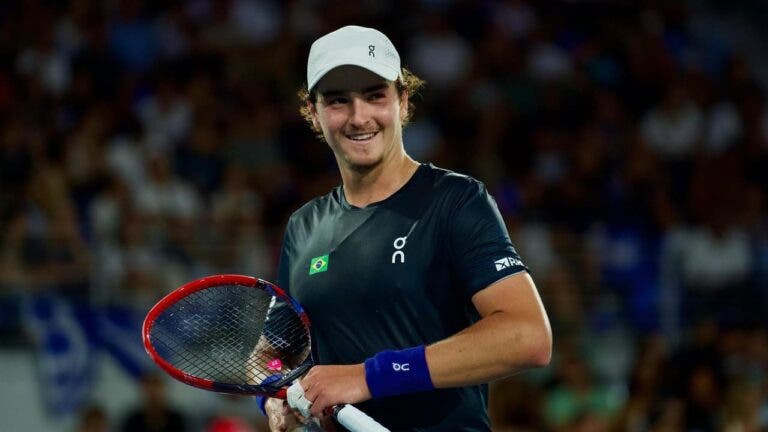 INCRÍVEL! Fonseca bate Tsitsipas em duelo dramático e coloca Brasil nos qualifiers da Taça Davis