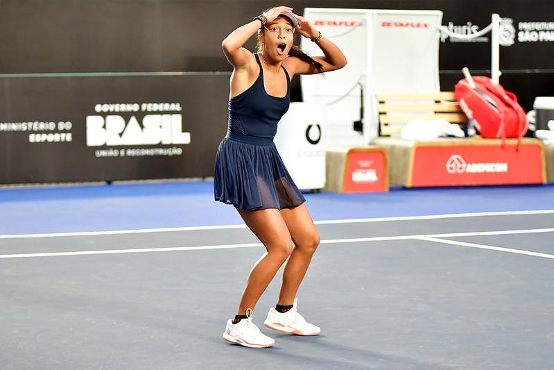 Tiantsoa Rakotomanga Rajaonah, de 19 anos, conquistou neste domingo (14) o título da primeira edição do SP Open. A francesa, atual 214ª da WTA, bateu na final a indonésia Janice Tjen (130ª) por 6-3 e 6-4, em 1h27. A jovem encerra a semana dos sonhos da melhor forma, após ter ficado a um ponto da derrota logo na estreia