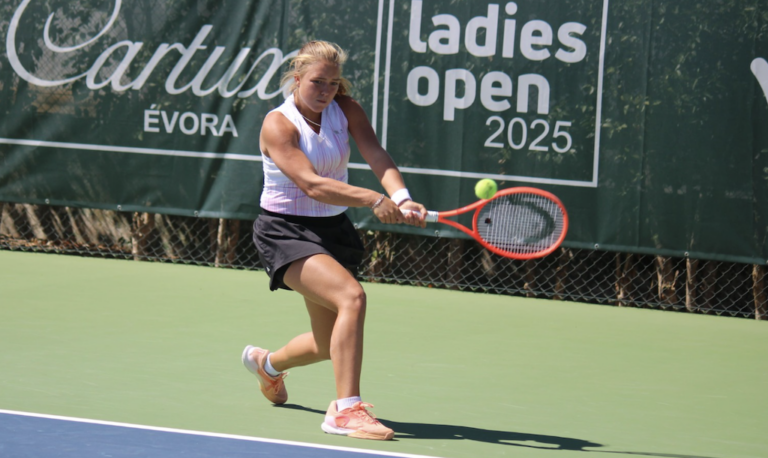 Angelina Voloshchuk avança para a segunda ronda em Évora.