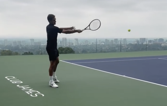 [VÍDEO] Federer mostra que o toque de bola não desaparece aos 44 anos