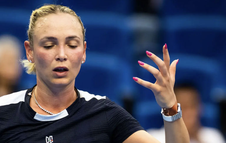 Donna Vekic desilude, Tjen é surpreendida e Tomljanovic firma créditos a caminho da 2.° ronda em Pequim