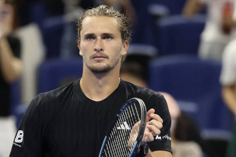 Zverev sofre mas avança e marca duelo com Medvedev em Pequim