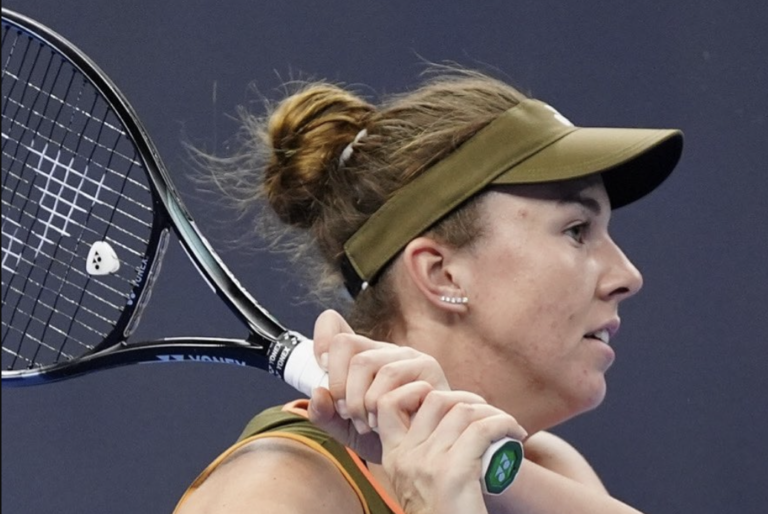 Inacreditável! Zheng também desiste devido a lesão em dia caótico em Pequim e Noskova avança