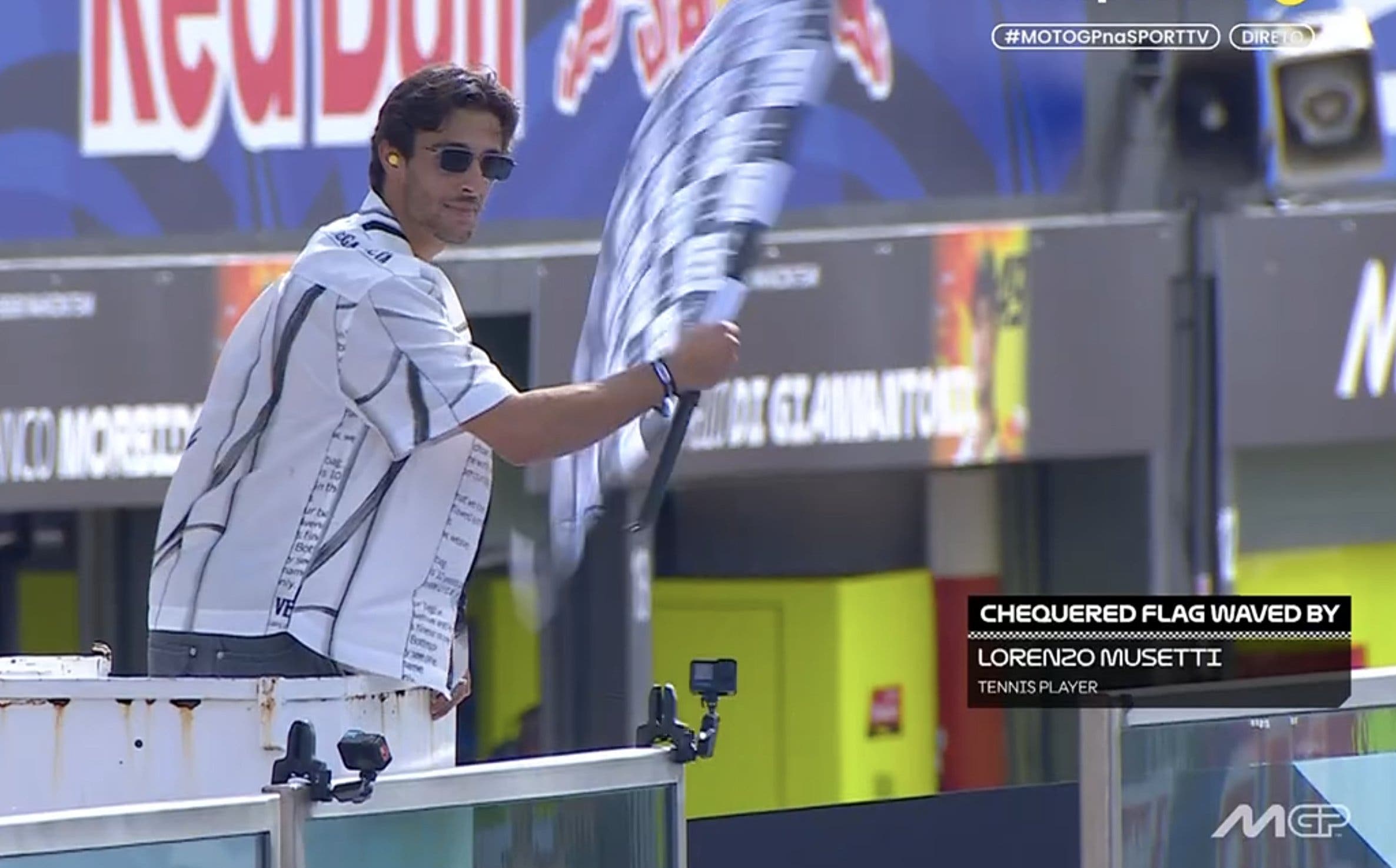 [VÍDEO] Musetti foi ao MotoGP mostrar a bandeira de xadrez aos pilotos