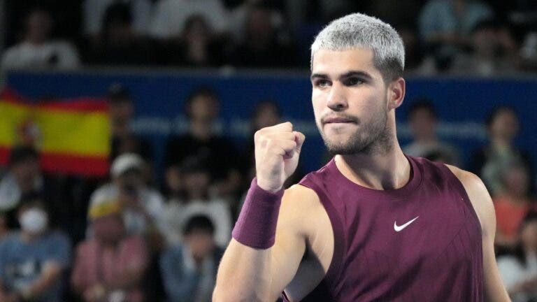 Alcaraz teve de sofrer, mas vira rumo à sua nona final seguida em Tóquio