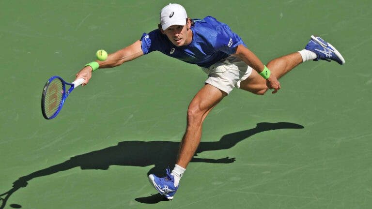 De Minaur furioso no US Open: «A tensão do momento fez-me perder uma grande oportunidade»