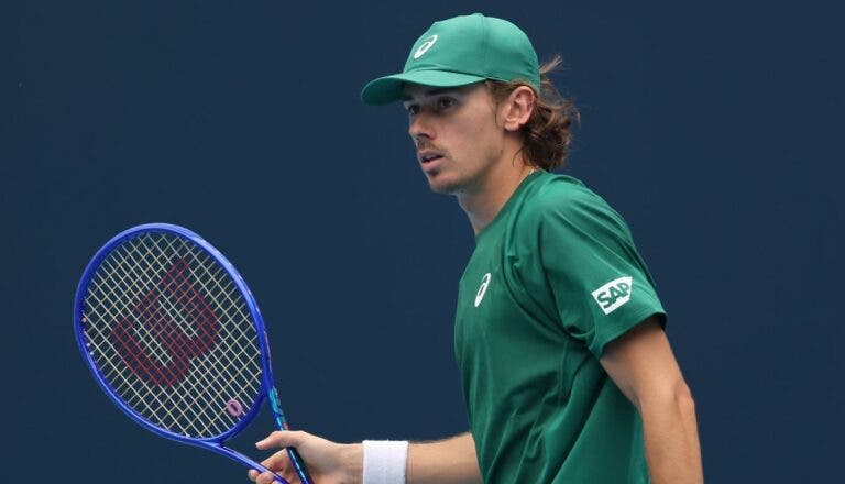 De Minaur sofre mas soma 33.ª vitória do ano em piso rápido rumo ao top 8 em Pequim