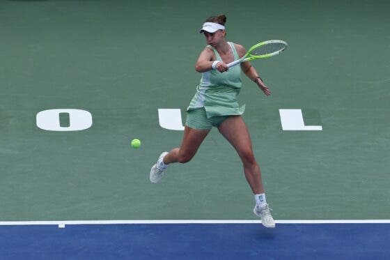 Krejcikova opera mais um milagre e salva três match points para bater Raducanu em Seul