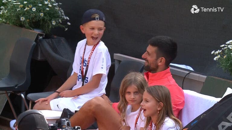 [VÍDEO] Djokovic desfruta na Grécia a jogar ténis com o filho mais velho