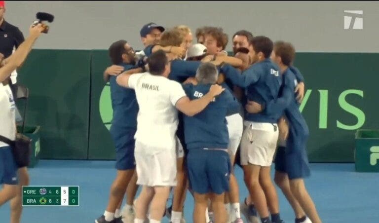 INCRÍVEL! Fonseca bate Tsitsipas em duelo dramático e coloca Brasil nos qualifiers da Taça Davis