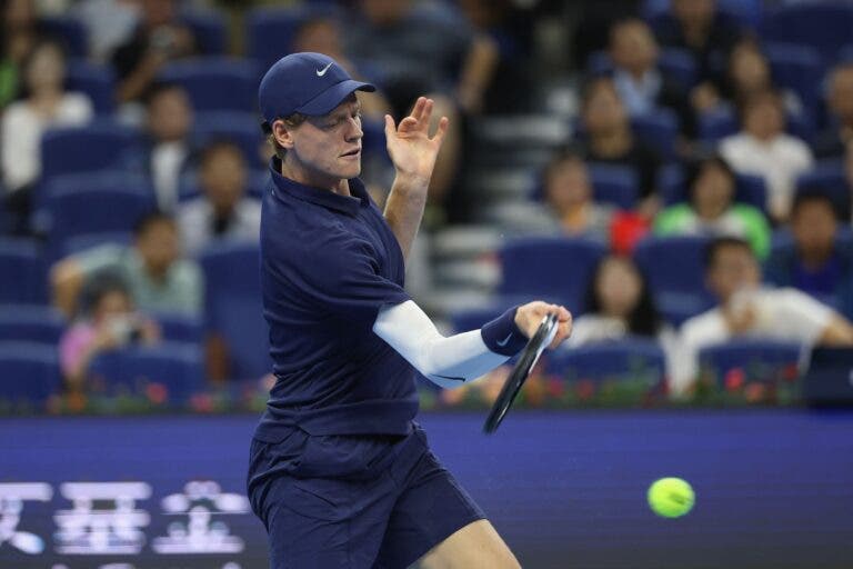 Sinner passeia em Pequim e arrasa campeão do Grand Slam no regresso à ação