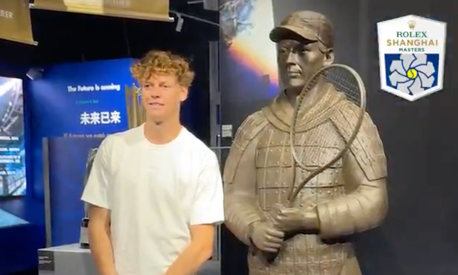 [VÍDEO] Sinner homenageado com estátua de terracota: «Parece mais forte do que eu!»