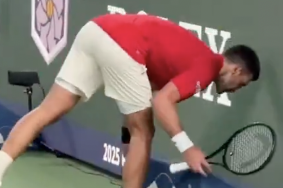 [VÍDEO] Djokovic vomitou em pleno court durante a batalha com Hanfmann em Xangai