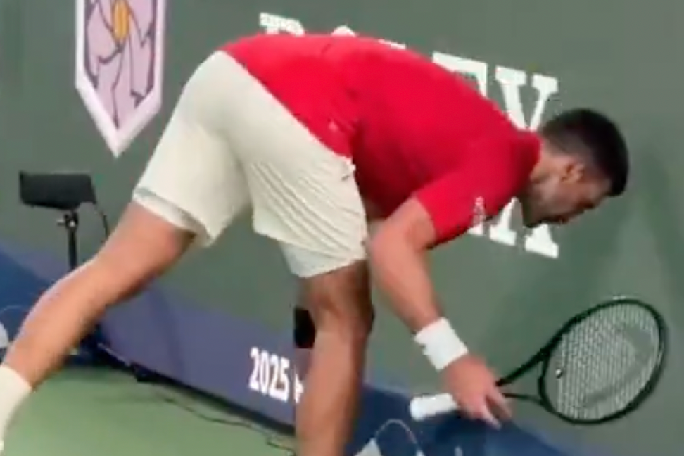 [VÍDEO] Djokovic vomitou em pleno court durante a batalha com Hanfmann em Xangai