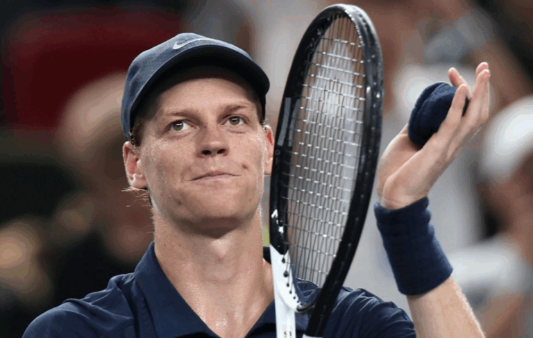 Sinner despacha Tsitsipas e marca encontro com Djokovic no Six Kings Slam