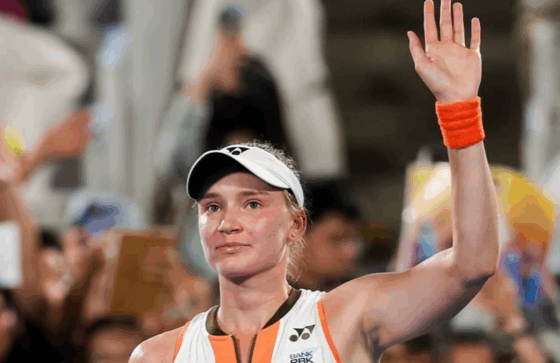 Rybakina domina Fernandez em Tóquio e está a uma vitória das WTA Finals