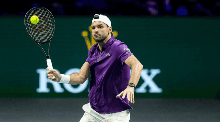 Dimitrov encanta no regresso e ex-campeão Khachanov arrasa em Paris