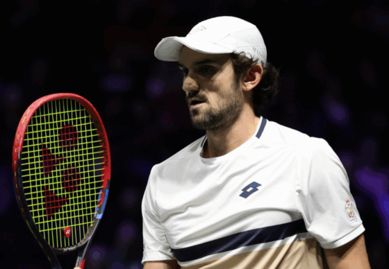 Vacherot resiste a batalha de três horas em Paris e volta a bater primo Rinderknech