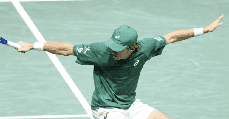 De Minaur apanha susto mas resiste a batalha e está nos ‘oitavos’ em Paris