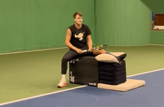 [VÍDEO] Rune inventa maneira de continuar a jogar ténis enquanto recupera de operação