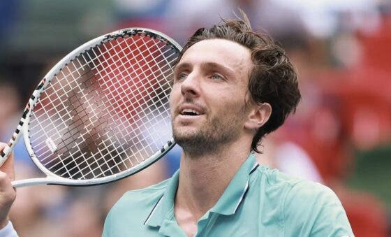 Rinderknech surpreende Auger-Aliassime e junta-se ao primo Vacherot nas ‘meias’ de Xangai