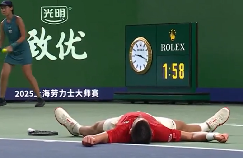 [VÍDEO] Djokovic ficou estendido no court após perder set point brutal contra Munar