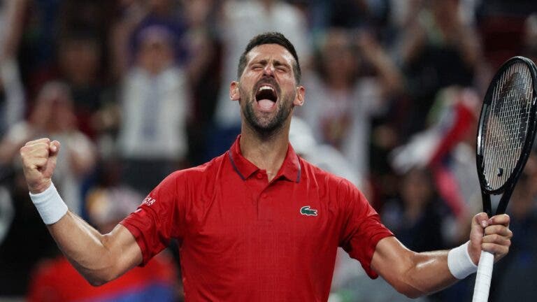 Djokovic sofre muito mas encontra forças para sobreviver rumo aos ‘quartos’ em Xangai