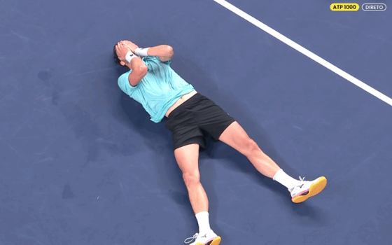 SURREAL. Rinderknech bate Medvedev e marca encontro com o primo Vacherot na final de Xangai