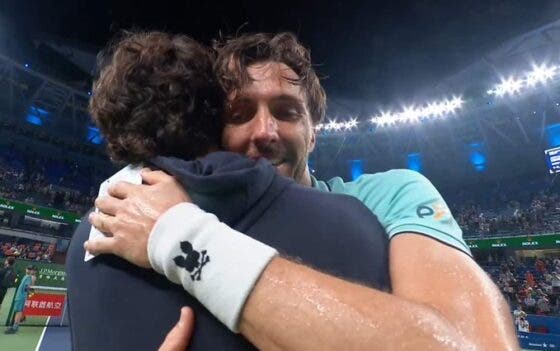 O emocionante abraço entre Voucherot e Rinderknech após garantirem a histórica final em Xangai