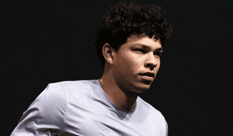 Shelton bate Cobolli, avança em Paris e aproxima-se das ATP Finals