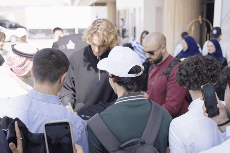 [VÍDEO] Tsitsipas recebido em euforia na Arábia antes do Six Kings Slam