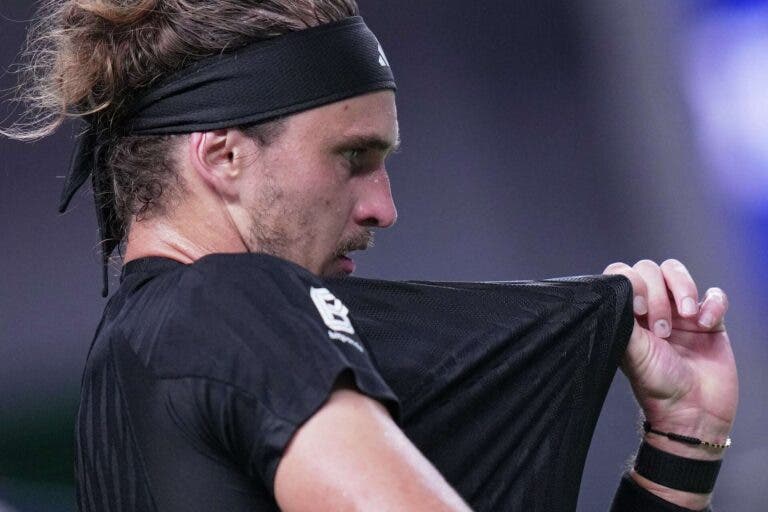 Zverev desesperado: «Simplesmente não acredito em mim, estou a jogar um ténis terrível»