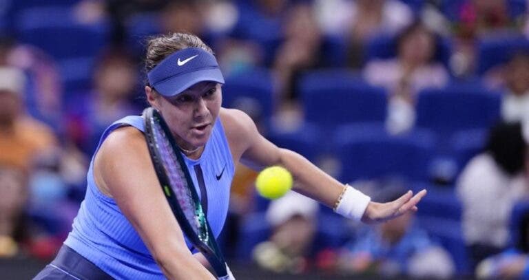 Anisimova brilha com reviravolta e elimina Swiatek rumo às ‘meias’ nas WTA Finals