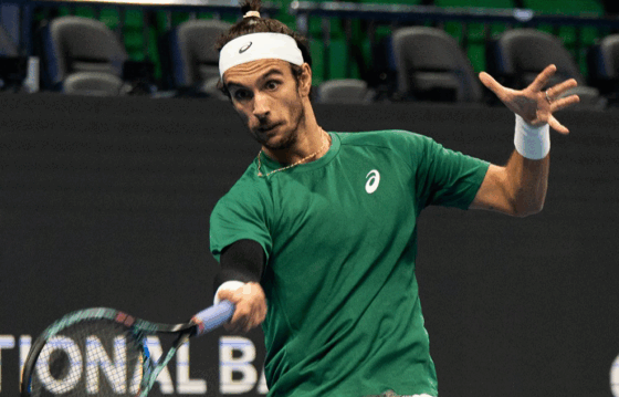 Musetti apanha grande susto contra Wawrinka mas sobrevive em Atenas… e em Turim