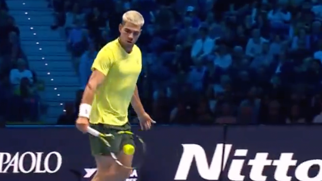 [VÍDEO] Alcaraz dá show com winner de esquerda… a uma mão nas ATP Finals