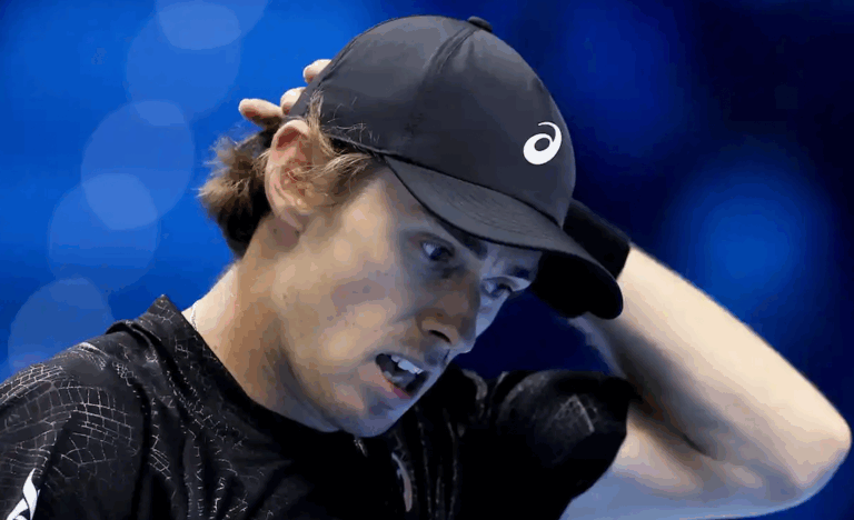 De Minaur: «É melhor nem dizer o que sinto porque os pensamentos são muito obscuros»