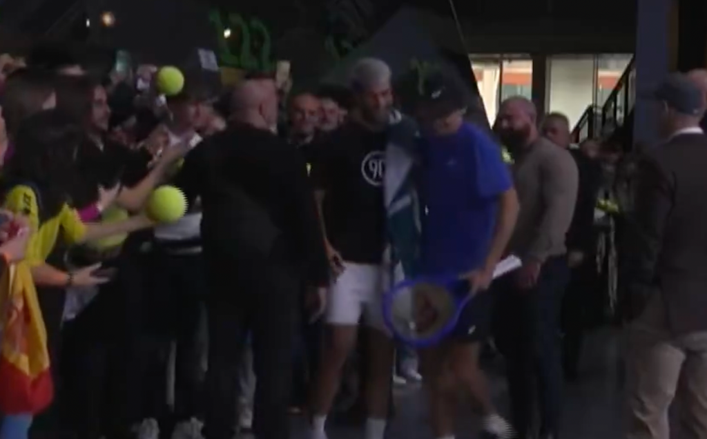 [VÍDEO] O momento em que De Minaur agradeceu a Alcaraz a vitória sobre Musetti