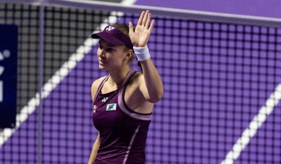 Rybakina soma 10.ª vitória seguida rumo às ‘meias’ das WTA Finals