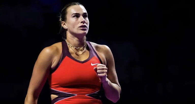 Sabalenka elimina Gauff e fecha elenco das WTA Finals em Riade
