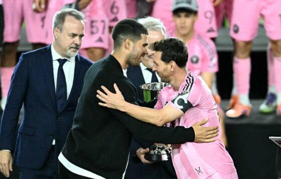 Alcaraz entrega troféu a Lionel Messi em Miami