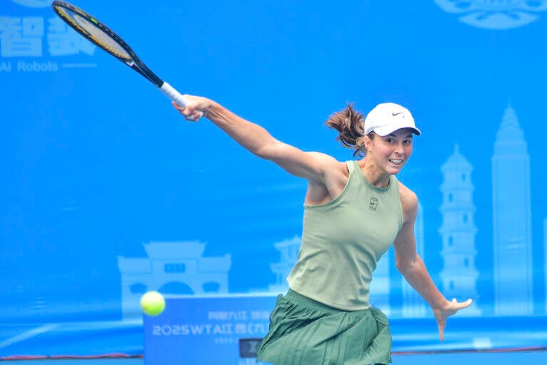 Miúda de 17 anos salva três match points e opera reviravolta incrível rumo à final em Jiujiang