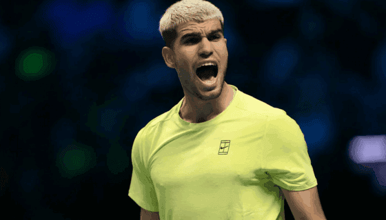 Carlos Alcaraz vibra com a seleção após vitória na Davis